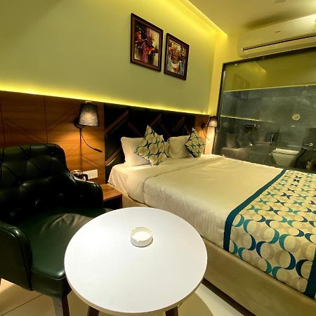 Hotel Unique By Apex Vadodara Eksteriør billede
