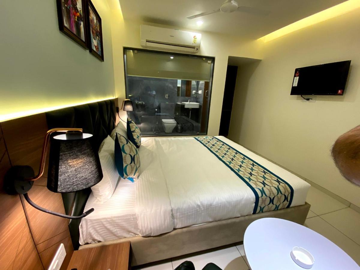 Hotel Unique By Apex Vadodara Eksteriør billede