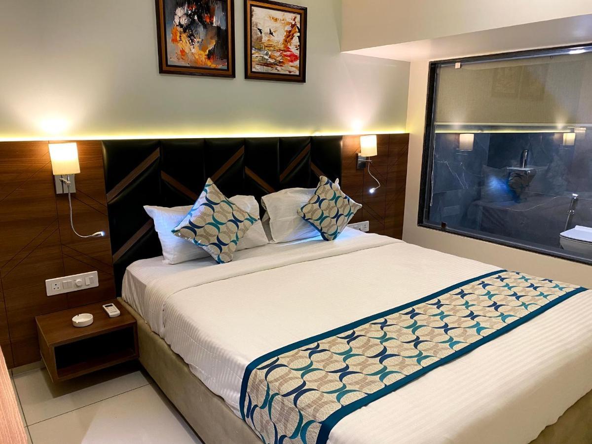 Hotel Unique By Apex Vadodara Eksteriør billede