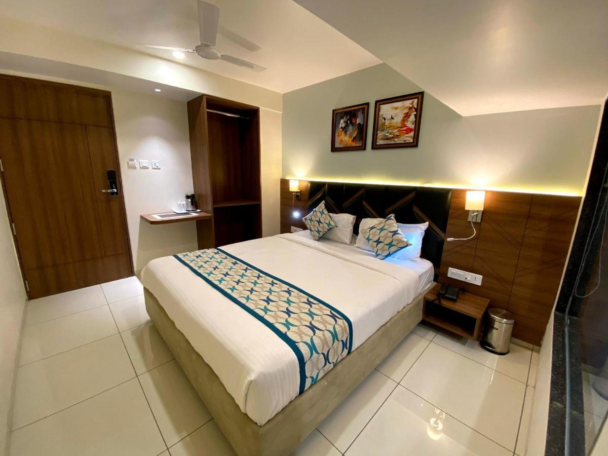 Hotel Unique By Apex Vadodara Eksteriør billede