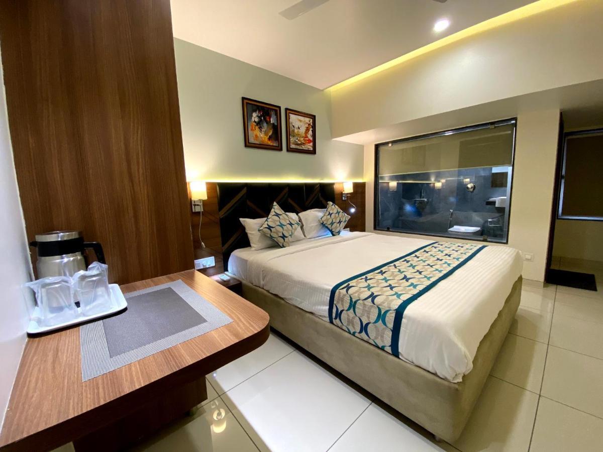 Hotel Unique By Apex Vadodara Eksteriør billede